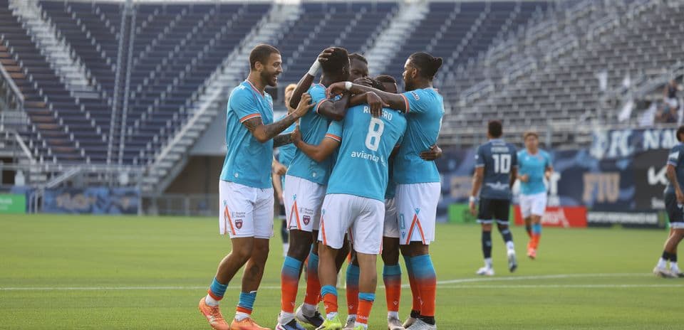 Jugadores de Miami FC celebrando un gol