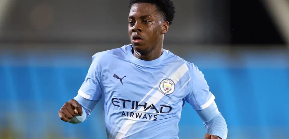 Jugador de Manchester City corriendo en la cancha