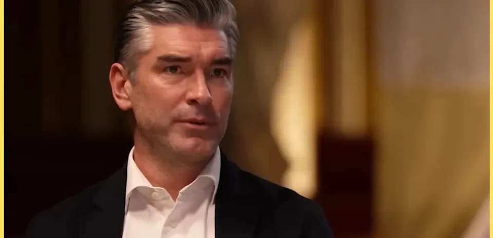 Hombre hablando en una entrevista en interiores