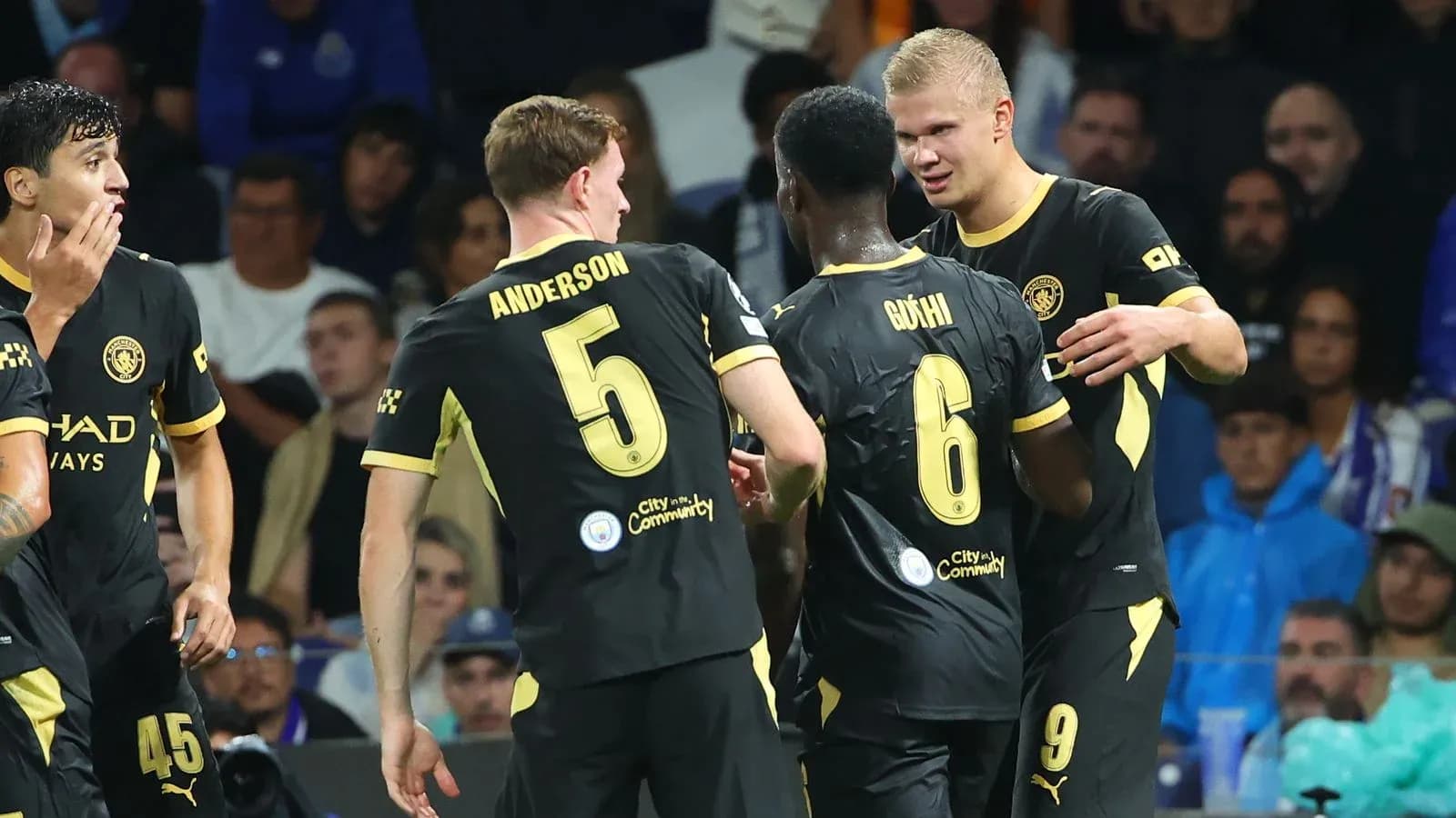 Jugadores de Manchester City celebrando un gol