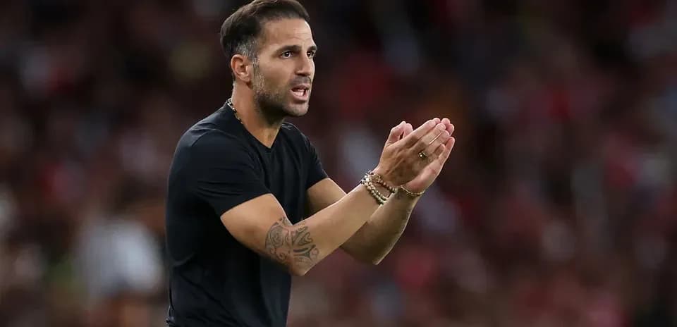 Entrenador dirigiendo desde la banda durante partido