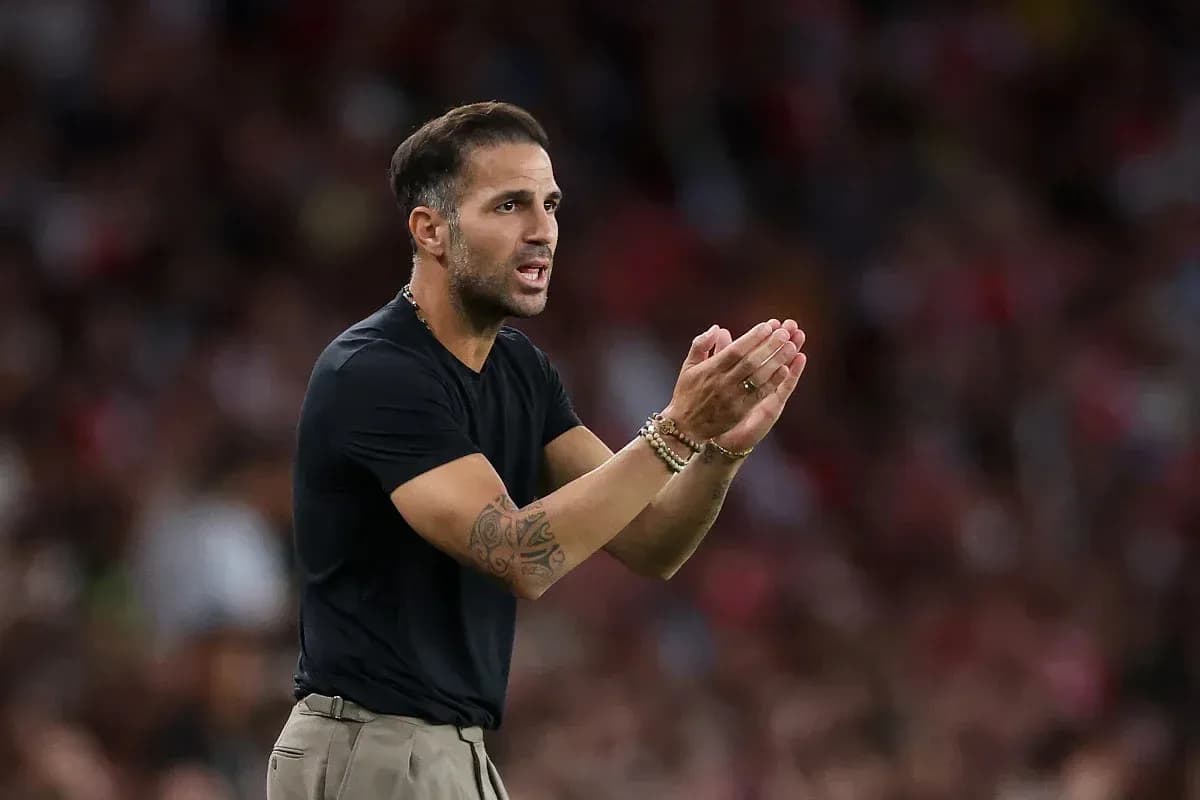 Entrenador dirigiendo desde la banda durante partido