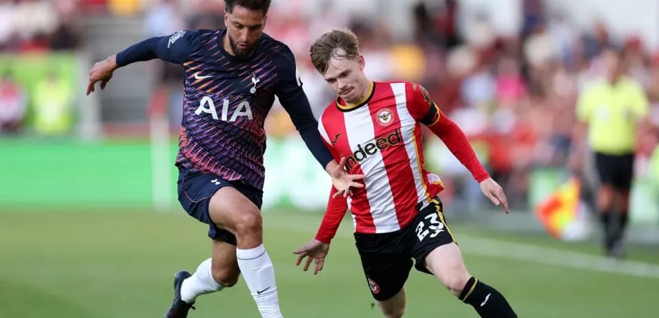 Jugadores de Brentford y Tottenham en acción