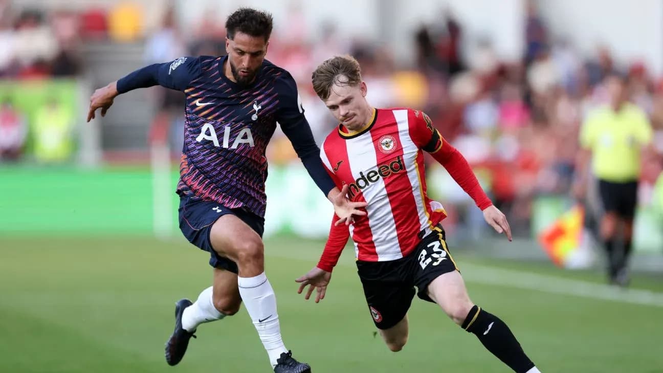 Jugadores de Brentford y Tottenham en acción