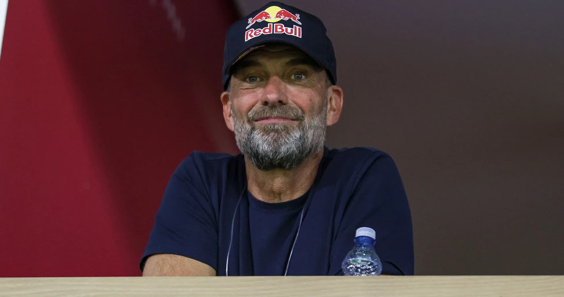 Hombre con gorra de Red Bull en un palco