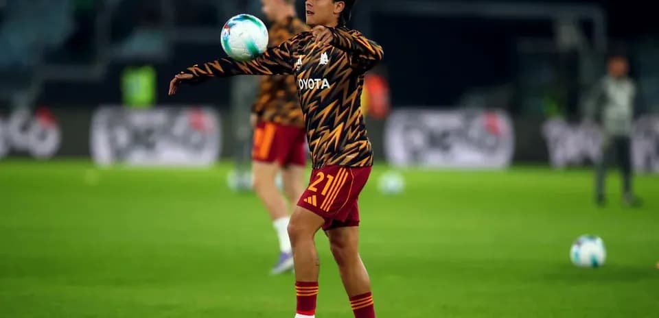 Jugador calentando y lanzando el balón durante entrenamiento