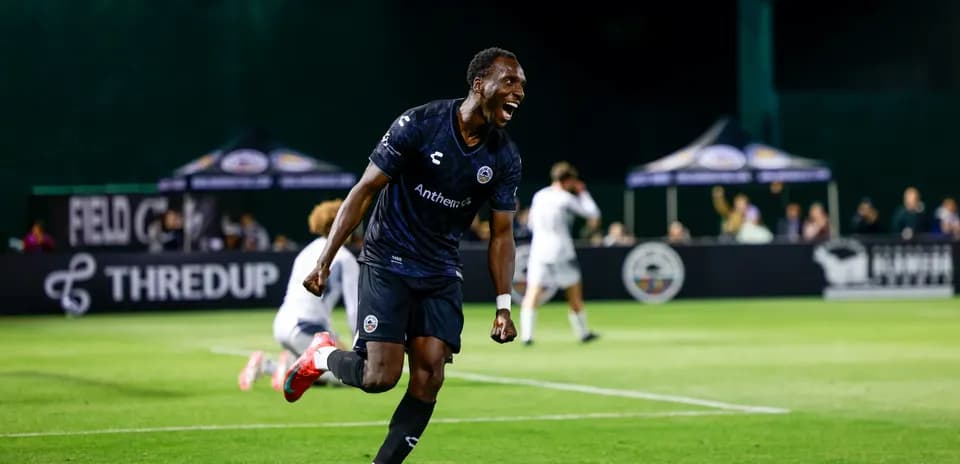 Jugador celebrando un gol durante el partido