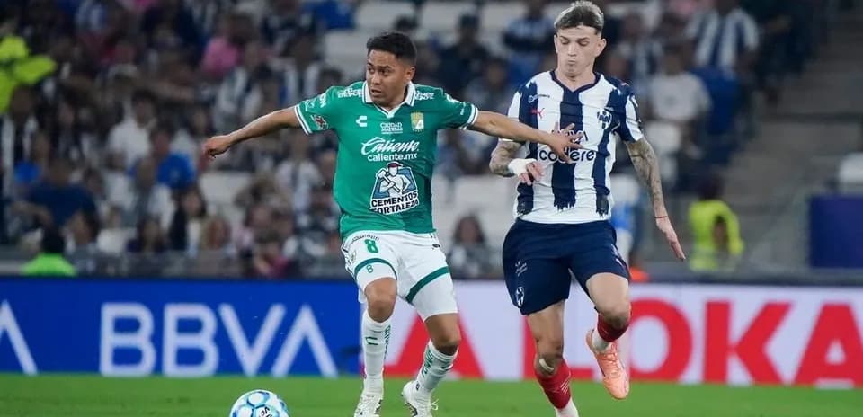 Jugador de León compitiendo por el balón