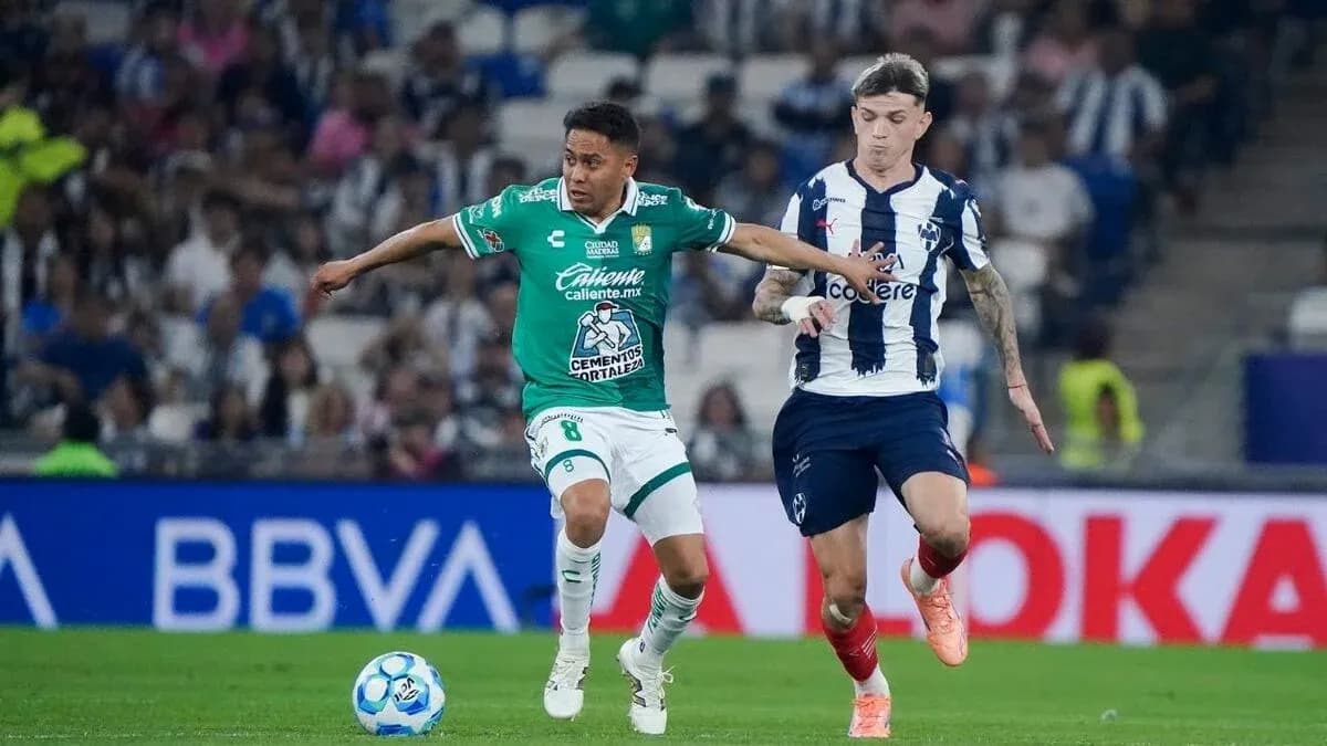 Jugador de León compitiendo por el balón
