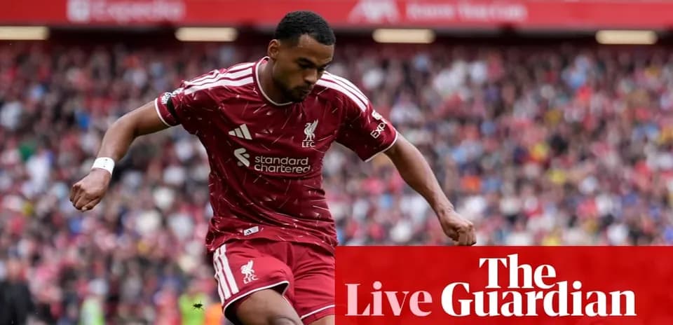 Jugador de Liverpool corriendo en el campo de fútbol