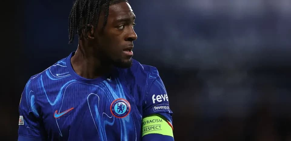 Jugador de Chelsea con camiseta azul y brazalete de capitán