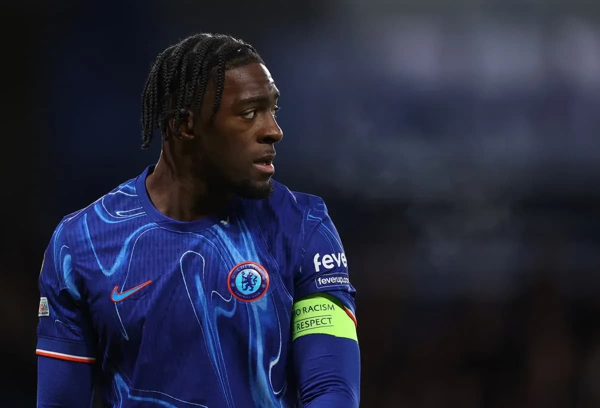 Jugador de Chelsea con camiseta azul y brazalete de capitán