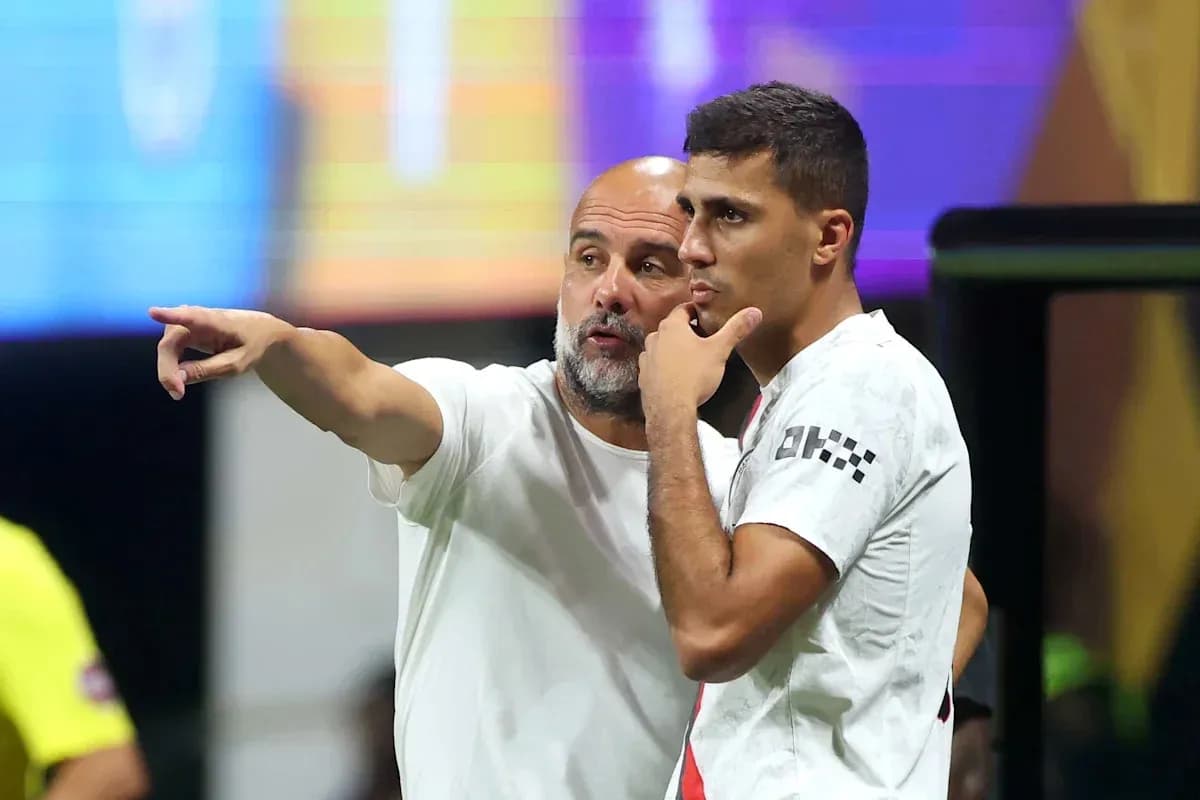 Entrenador hablando con jugador en el campo