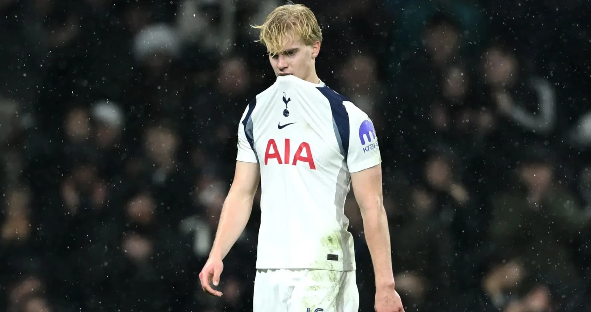 Jugador de Tottenham con camiseta arrugada en el campo
