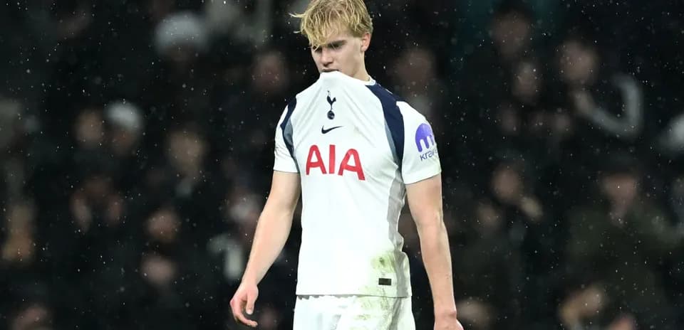 Jugador de Tottenham con camiseta arrugada en el campo