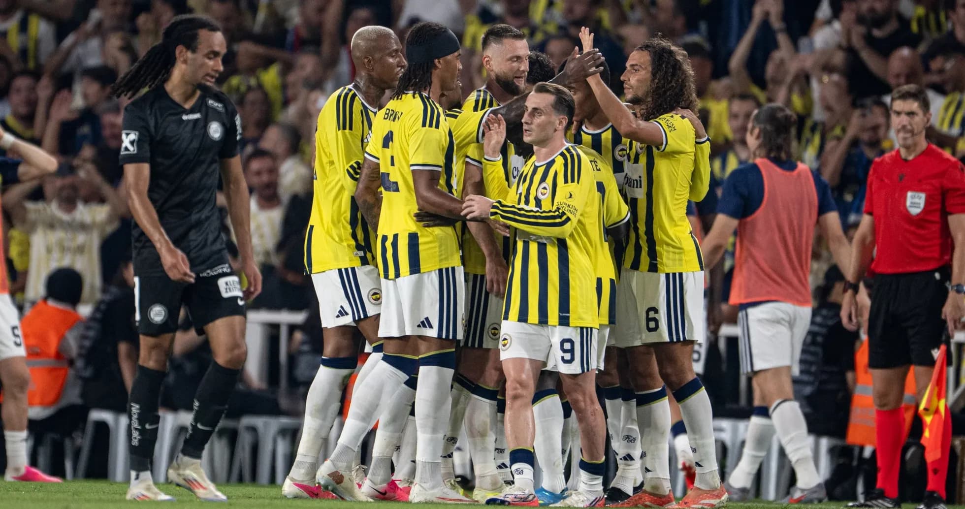 Celebración del gol de Fenerbahçe en el partido