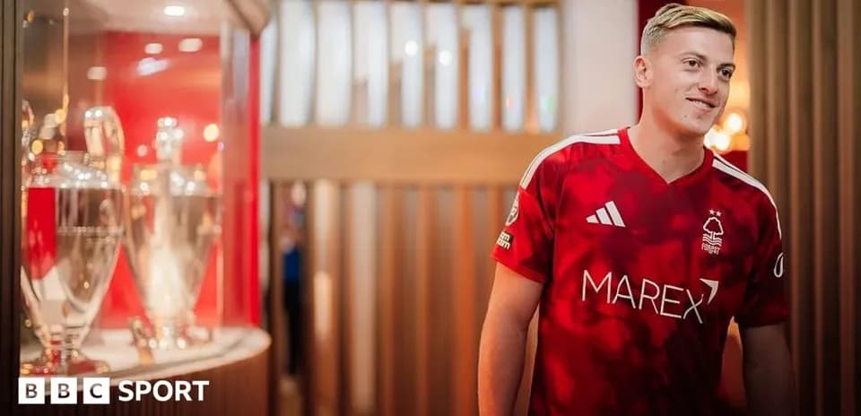 Jugador con camiseta de Nottingham Forest junto a trofeos