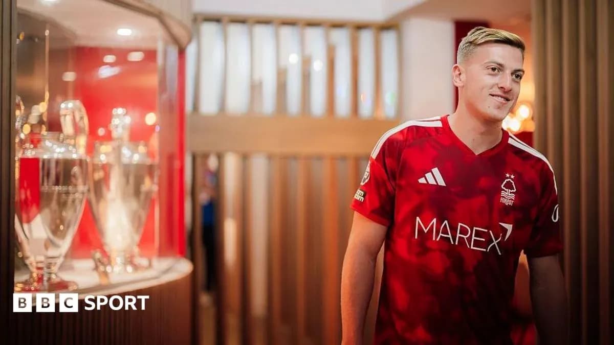 Jugador con camiseta de Nottingham Forest junto a trofeos