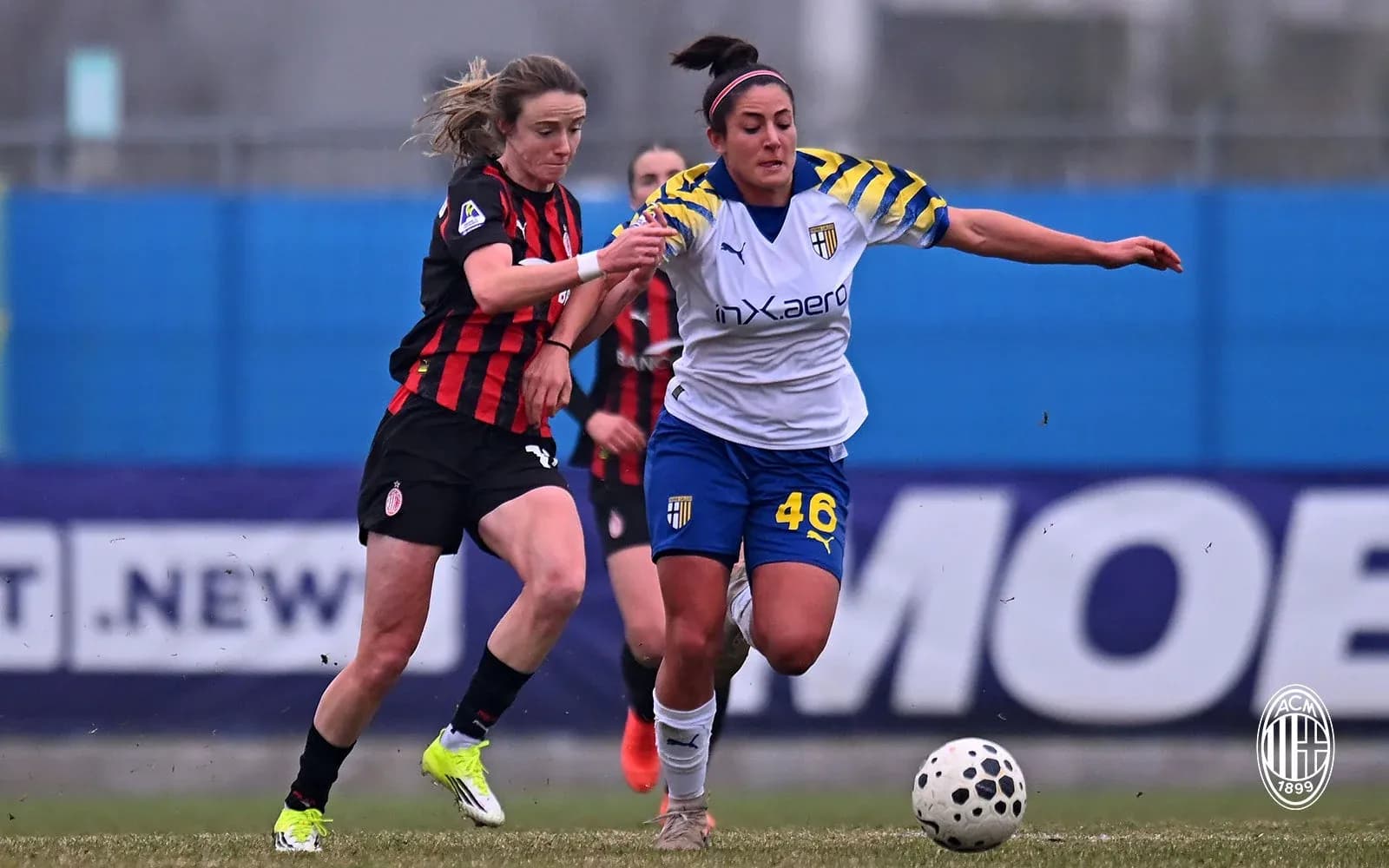 Jugadora de AC Milan y Parma compitiendo por el balón