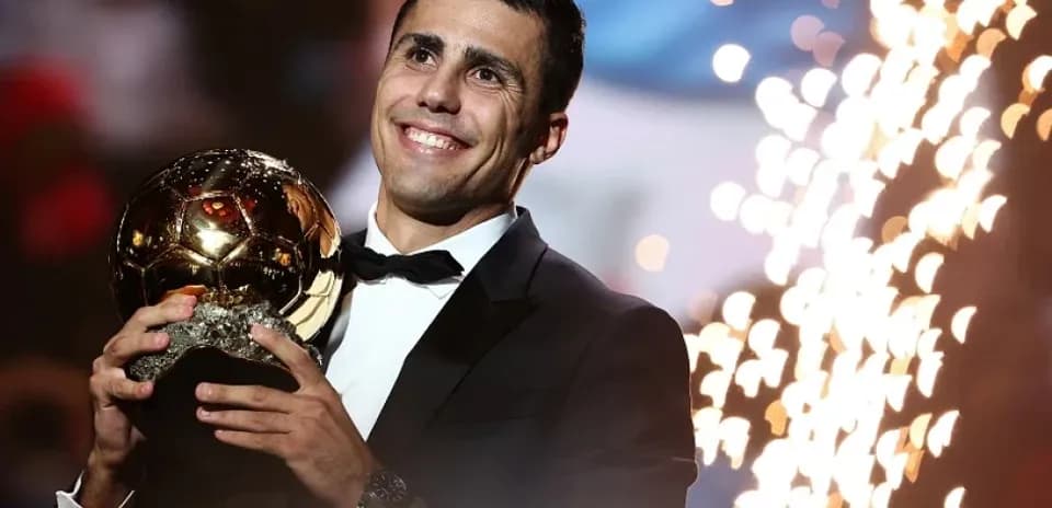 Jugador sosteniendo el Balón de Oro en evento