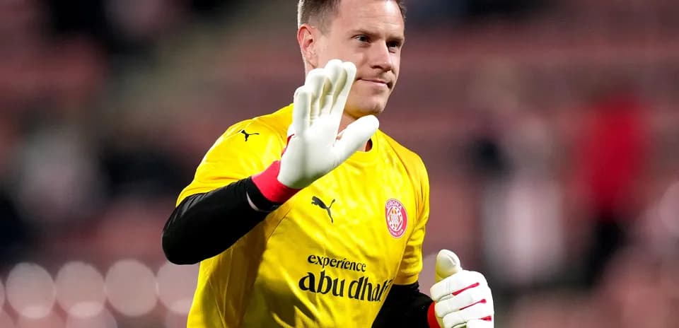 Portero saludando con guantes y uniforme amarillo