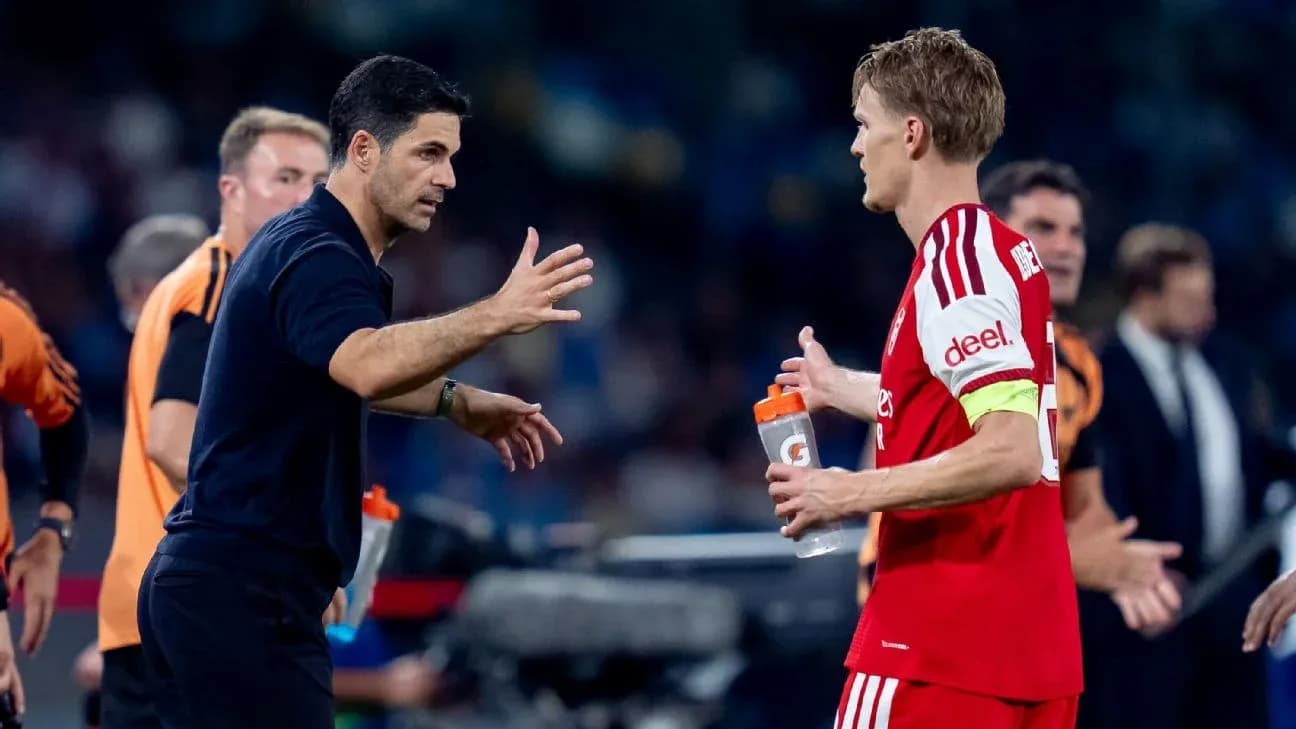 Entrenador hablando con jugador en la banda