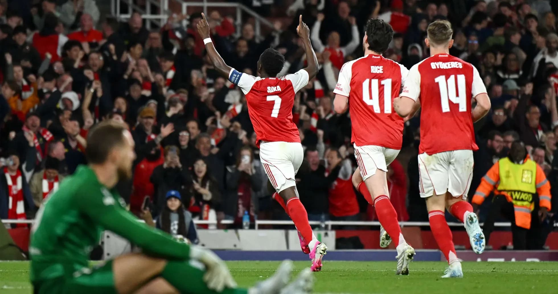 Saka celebra un gol con sus compañeros