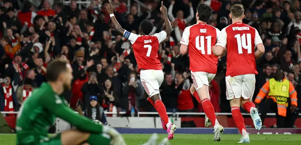 Saka celebra un gol con sus compañeros