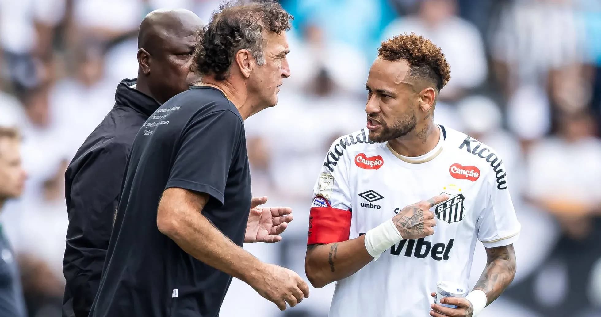 Neymar conversando con el entrenador en el campo