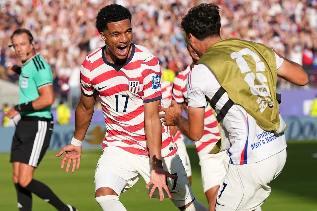 Jugador de EE. UU. celebra un gol