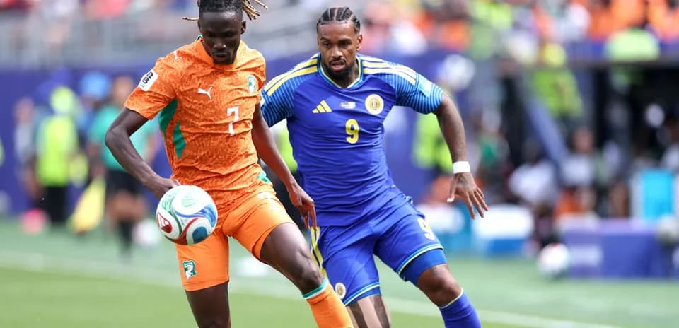Jugador de Costa de Marfil controla el balón durante partido