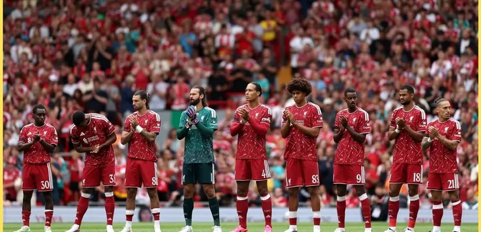 Jugadores de Liverpool alineados y aplaudiendo en el estadio