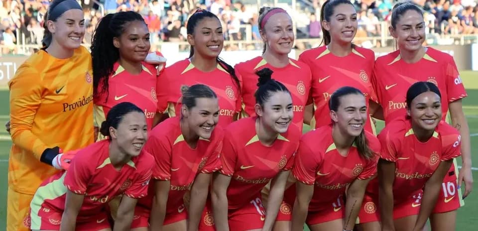 Jugadoras del Portland Thorns posando en equipo
