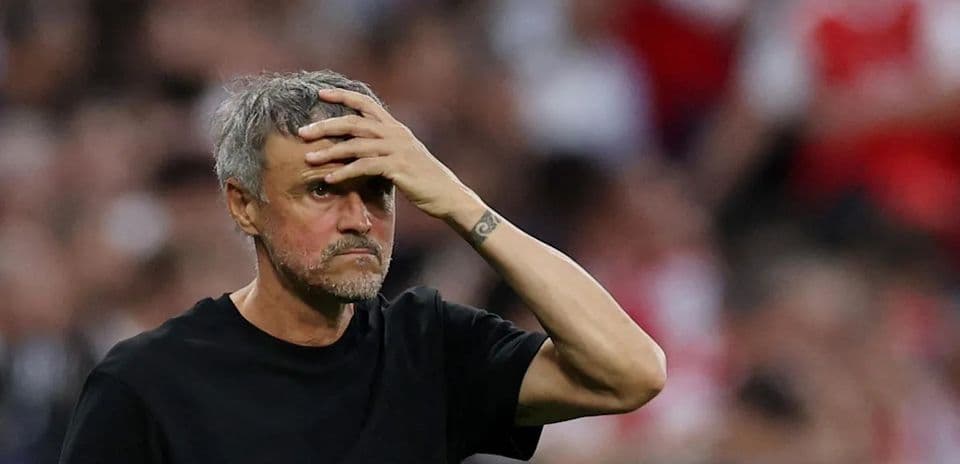 Entrenador preocupado durante el partido