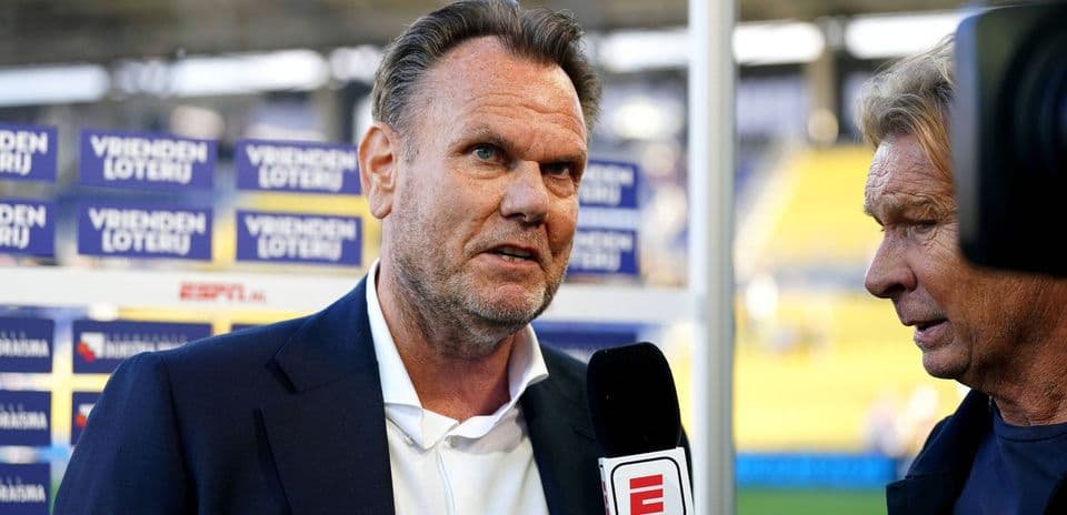 Entrevista a un entrenador en conferencia de prensa