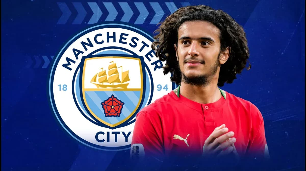 Jugador de Manchester City frente al logo del club