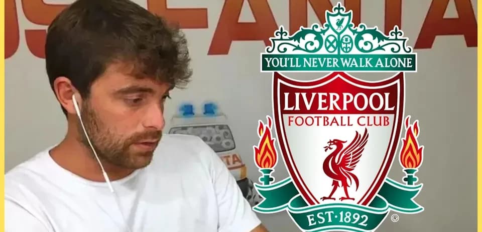 Persona escuchando música con logo del Liverpool FC