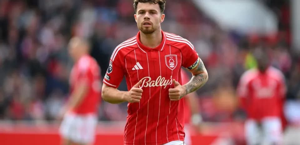 Jugador de Nottingham Forest en acción durante partido