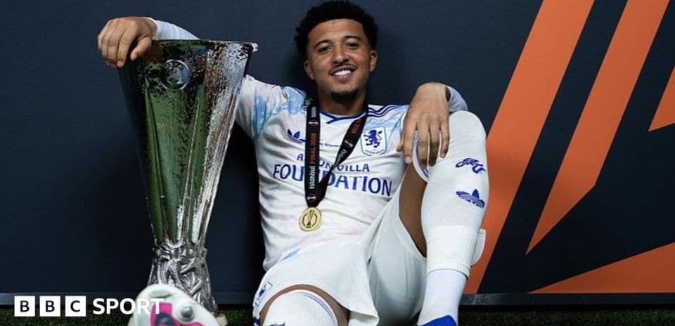 Jugador posando con trofeo en celebración