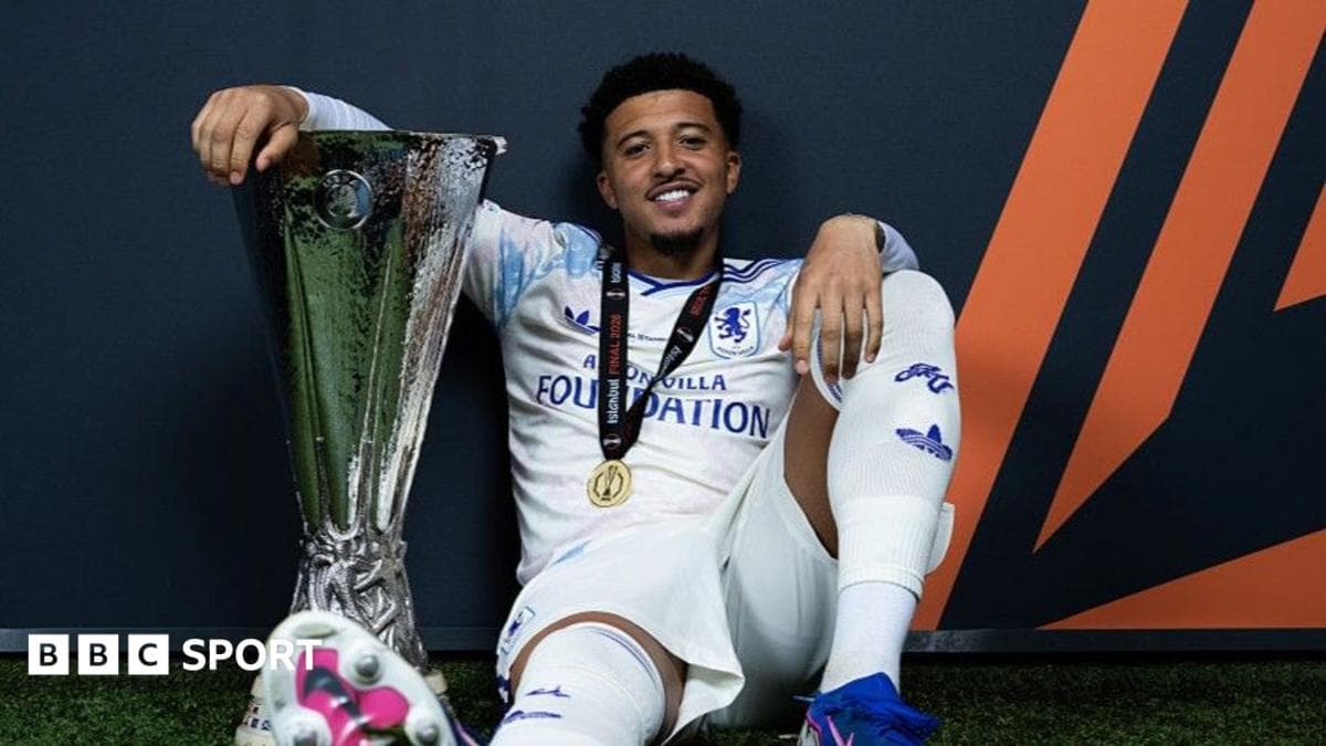 Jugador posando con trofeo en celebración