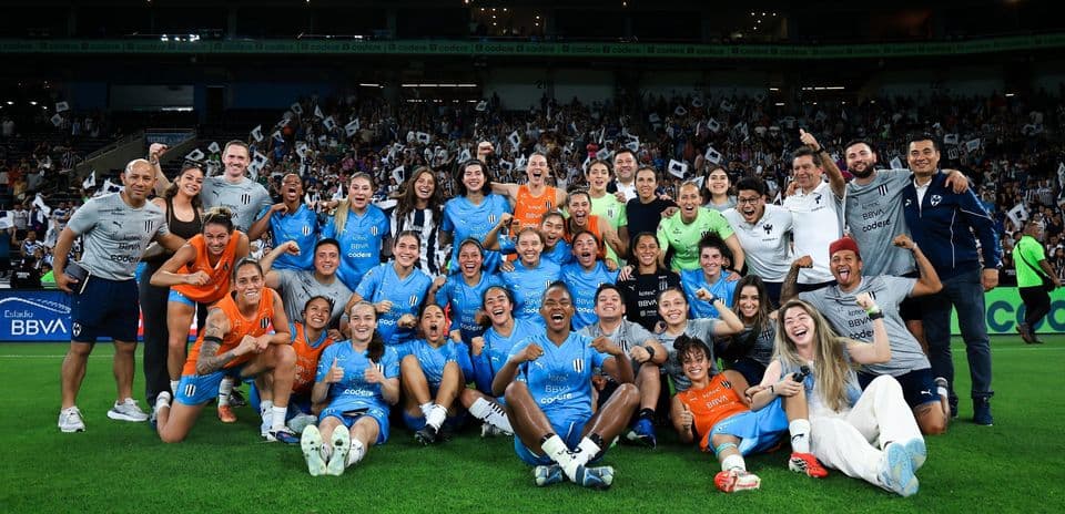 Equipo Monterrey W celebrando con su afición
