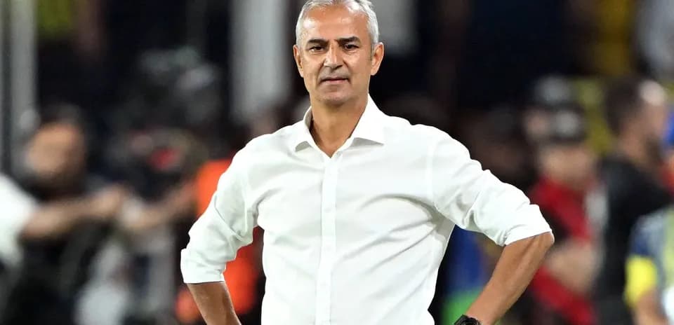 Entrenador observando el partido desde la línea