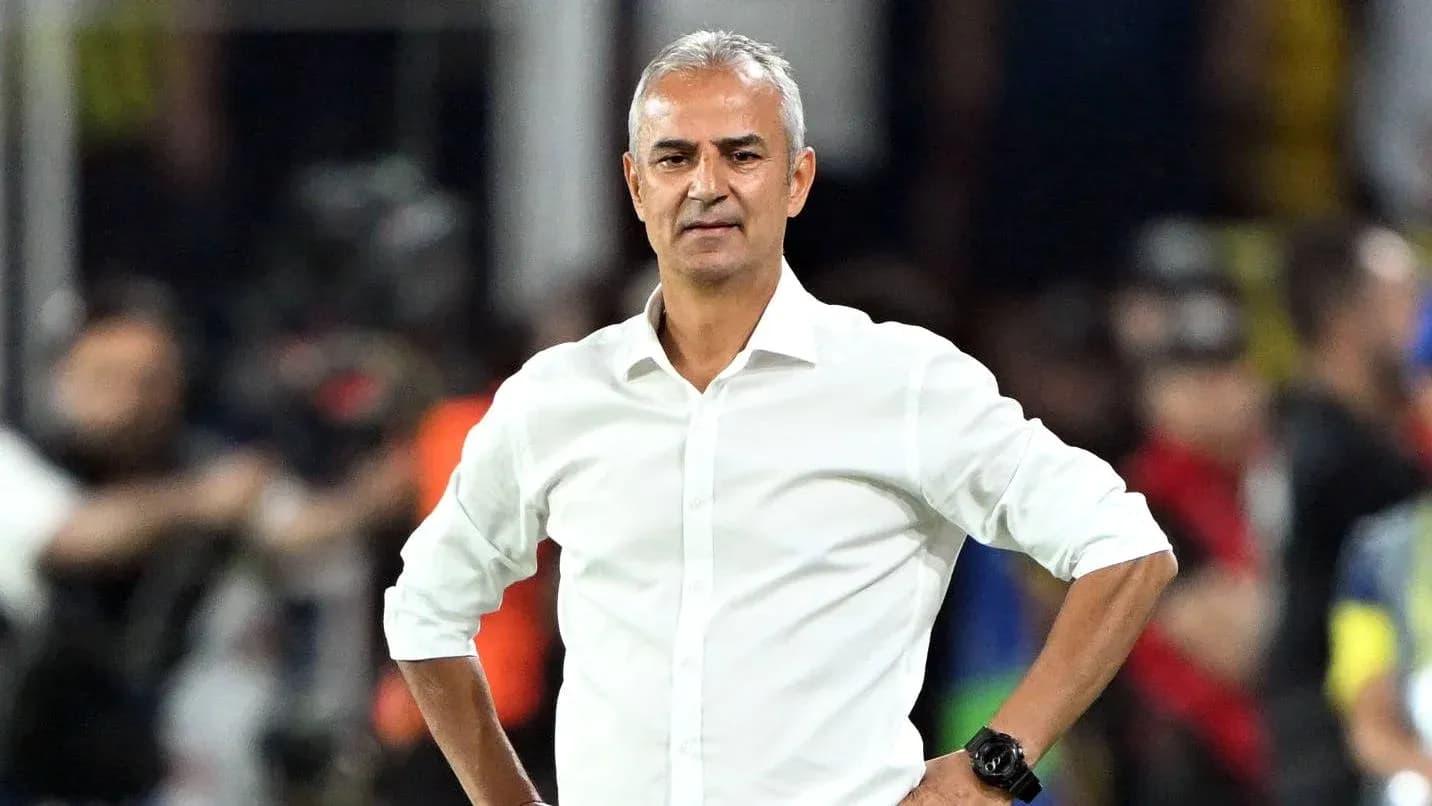 Entrenador observando el partido desde la línea