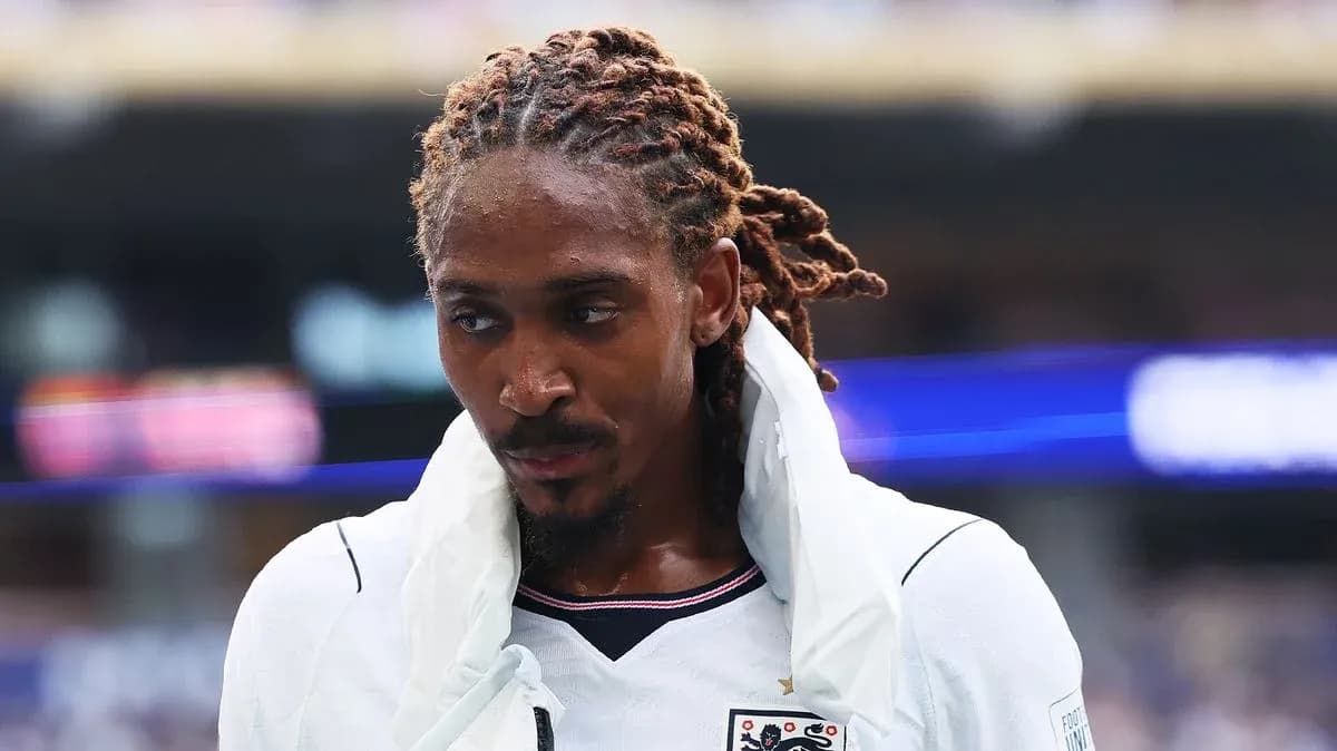 Jugador saliendo del campo con camiseta blanca
