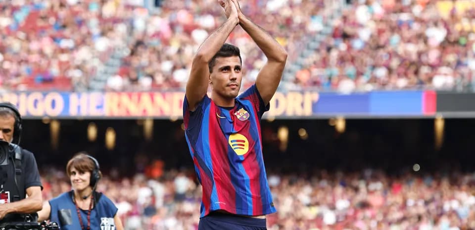Jugador aplaudiendo a la afición en el estadio
