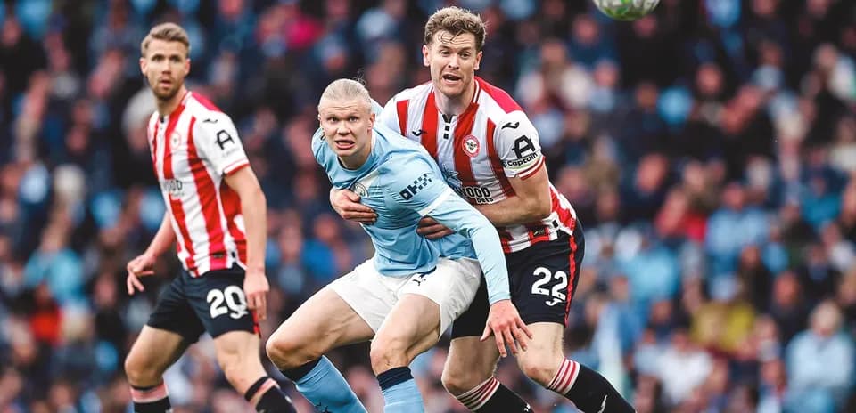 Eran Haaland luchando por el balón en el partido