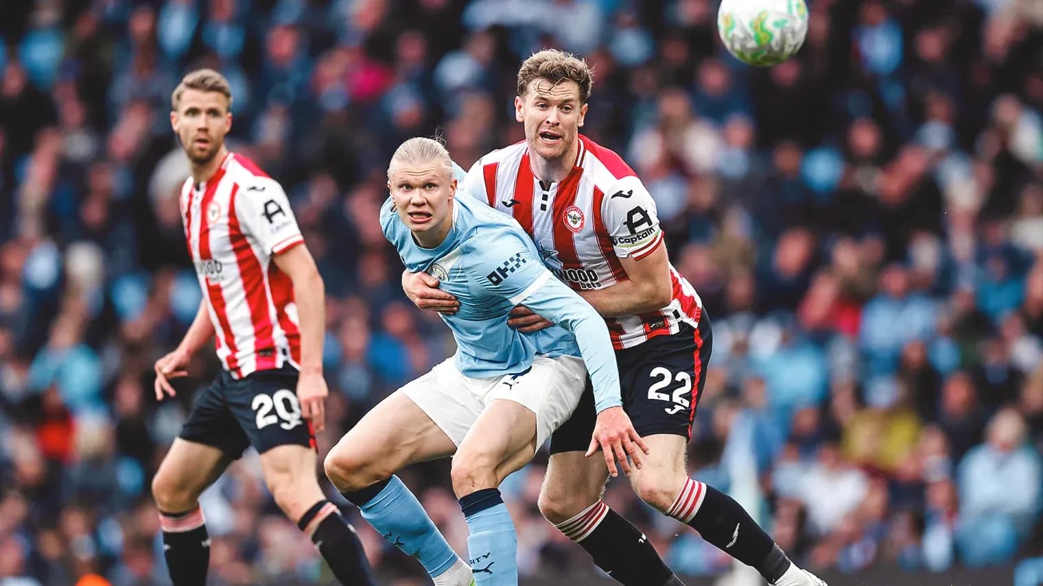 Eran Haaland luchando por el balón en el partido