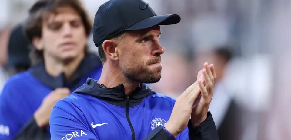 Entrenador aplaudiendo durante el partido de fútbol