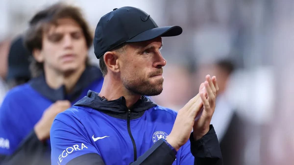Entrenador aplaudiendo durante el partido de fútbol