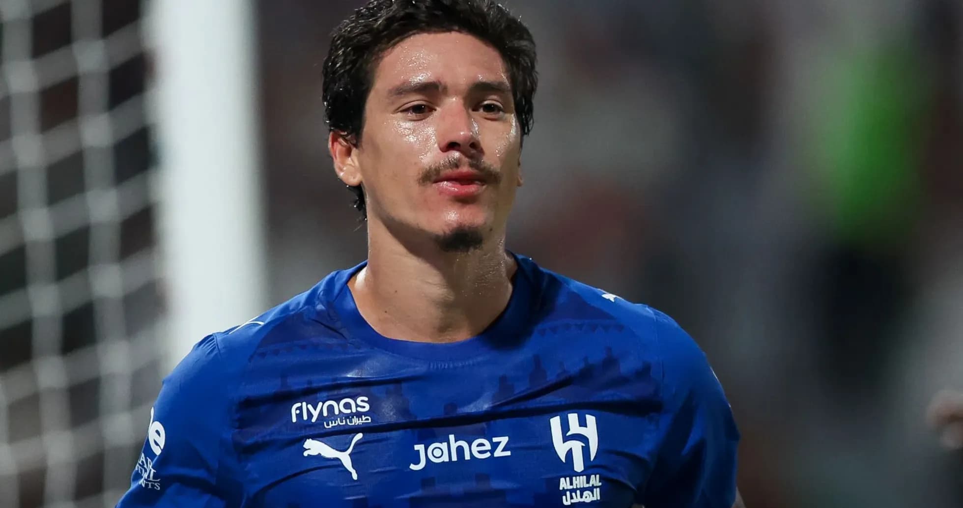 Jugador de Al Hilal en camiseta azul durante partido